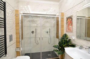 Shower, rainfall showerhead, free toiletries, hair dryer - Caserta Deluxe Bis (Caserta)