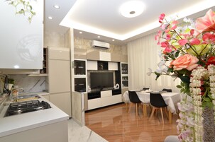 Appartamento Deluxe | Cucina privata | Macchina per caffè espresso, macchina per tè/caffè, bollitore elettrico