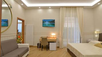 1 habitación, decoración personalizada, muebles diferentes y escritorio