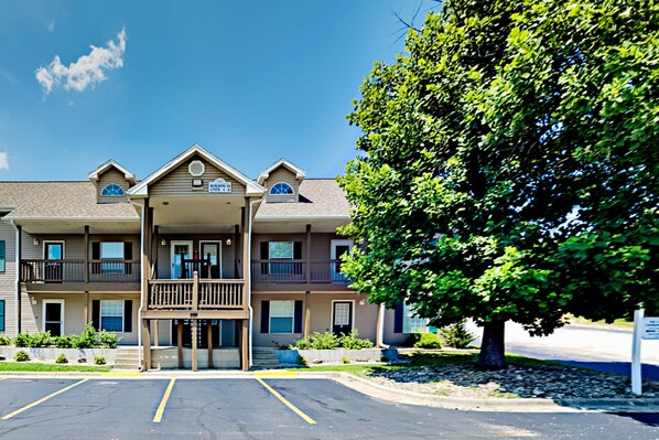 Exterior - Comfortable and conveniently-located home with central AC, patio, & washer/dryer (Branson)