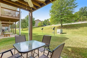 Outdoor dining - Comfortable and conveniently-located home with central AC, patio, & washer/dryer (Branson)
