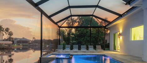 Een buitenzwembad en een verwarmd zwembad