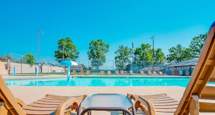Convenient Condo w/Private Balcony, Free WiFi, W/D, Shared Pool, Hot Tub, Tennis