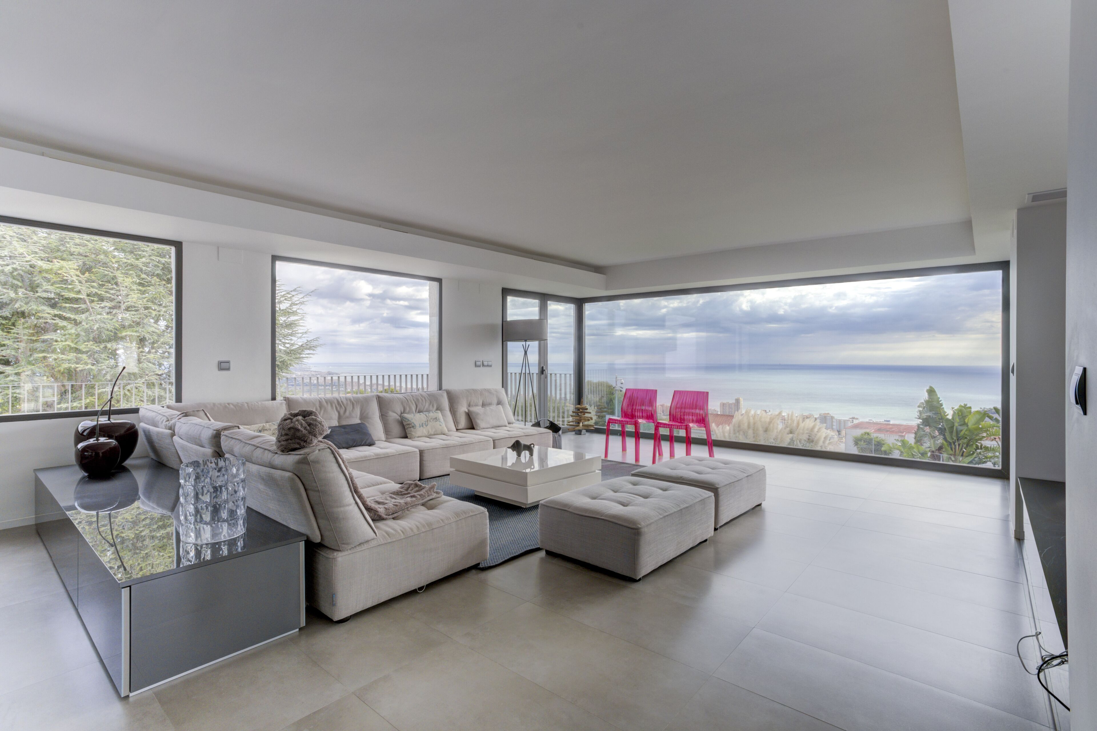 Una Smart TV, un futbolín, una mesa de tenis de mesa