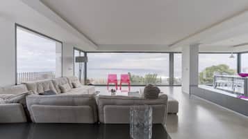 Una Smart TV, un futbolín, una mesa de tenis de mesa