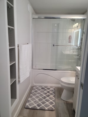 Combined shower/bathtub, hair dryer, towels, soap - Bonavista Light House; a 2 bedroom Serene Suite (Winnipeg)