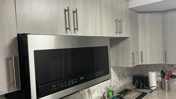 Jääkaappi, mikroaaltouuni, liesi, kahvin-/teenkeitin