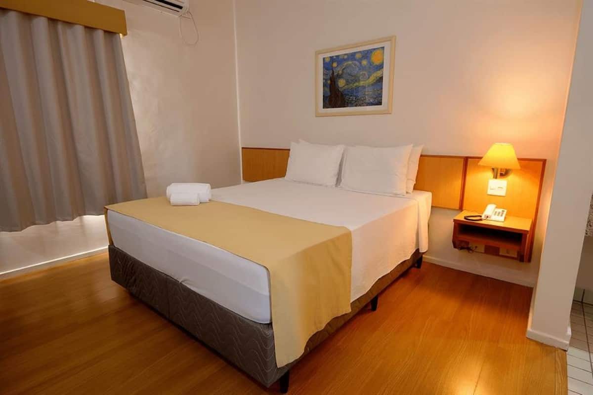 Minibar, espacio para trabajar con laptop, wifi gratis y ropa de cama
