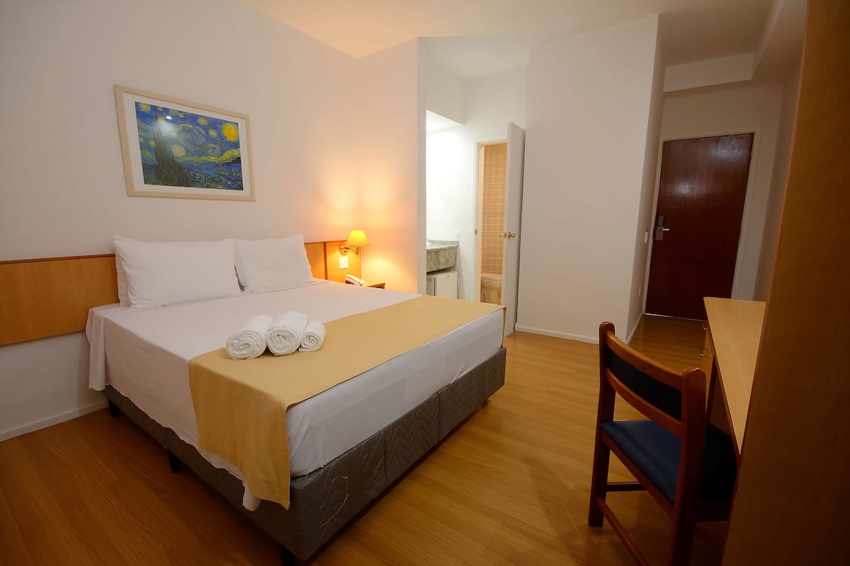 Standaard tweepersoonskamer | Een minibar, een laptopwerkplek, gratis wifi, beddengoed