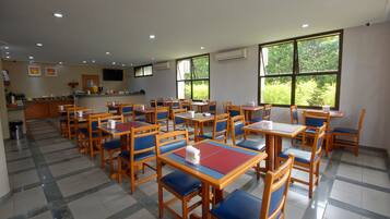 Desayuno de autoservicio incluido todos los días