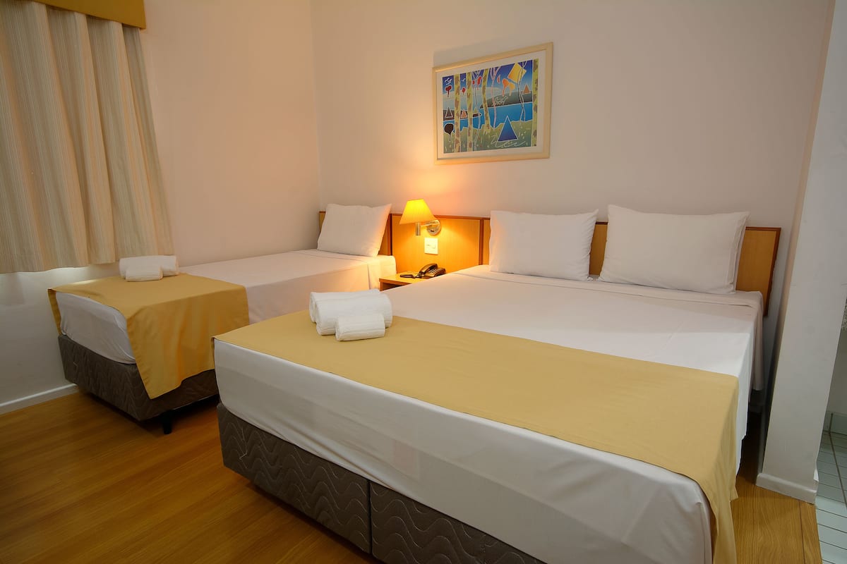 Familie driepersoonskamer | Een minibar, een laptopwerkplek, gratis wifi, beddengoed