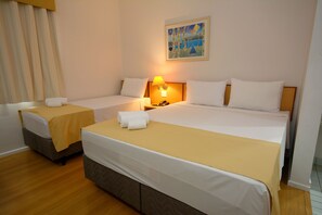 Family Triple Room | Minibar, laptop workspace, free WiFi, bed sheets - Fênix Hotel Limeira (Limeira)
