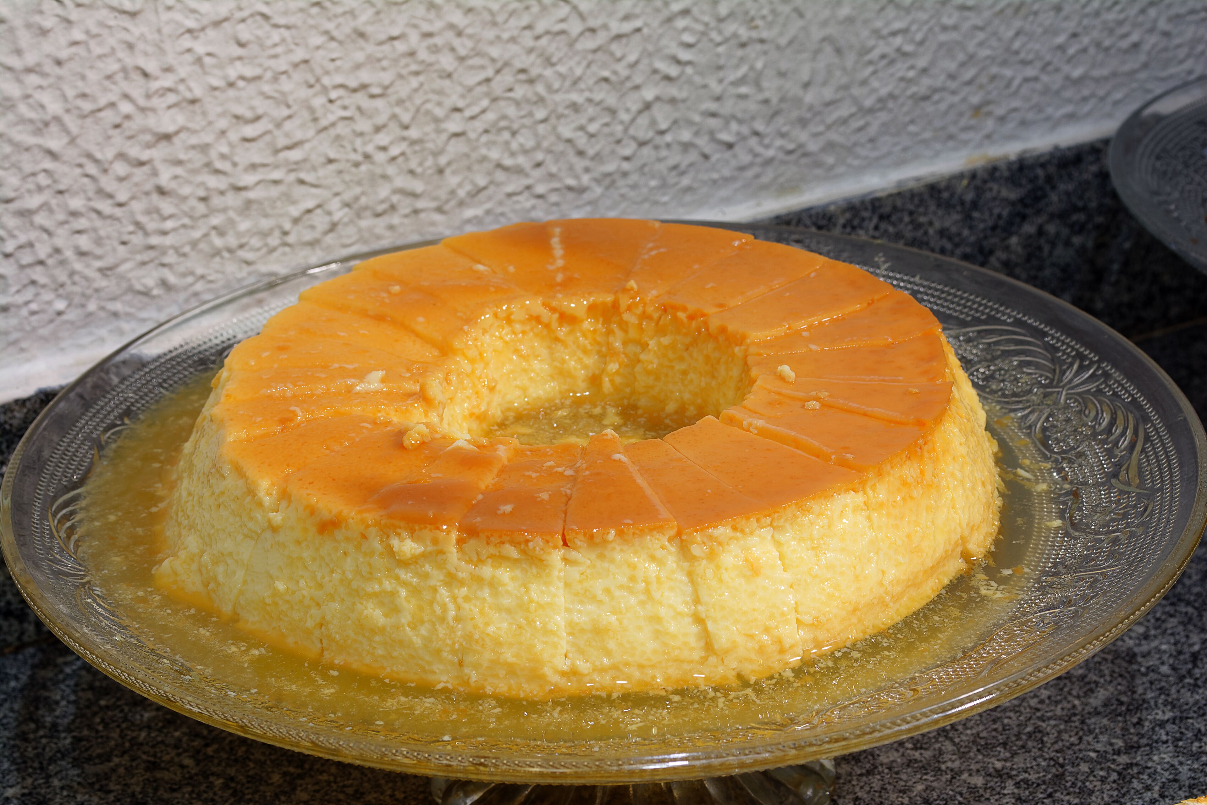 Une crème caramel servie dans un plat en verre.