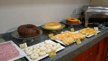 Bữa sáng buffet hàng ngày với phụ phí nhỏ