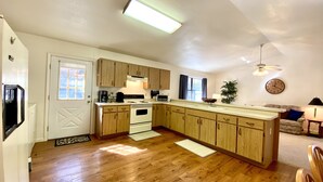 Una cocina amplia con armarios de madera, horno empotrado y una isla grande.