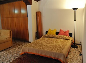 1 chambre, fer et planche à repasser, Wi-Fi gratuit, draps fournis