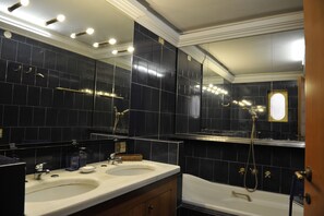 Duschwanne, Haartrockner, Bidet, Handtücher