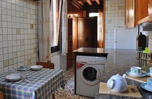 Fridge, oven, stovetop, coffee grinder