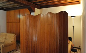 1 slaapkamer, een strijkplank/strijkijzer, gratis wifi, beddengoed