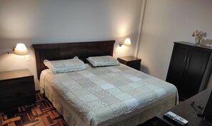 3 habitaciones, tabla de planchar con plancha, wifi y ropa de cama 