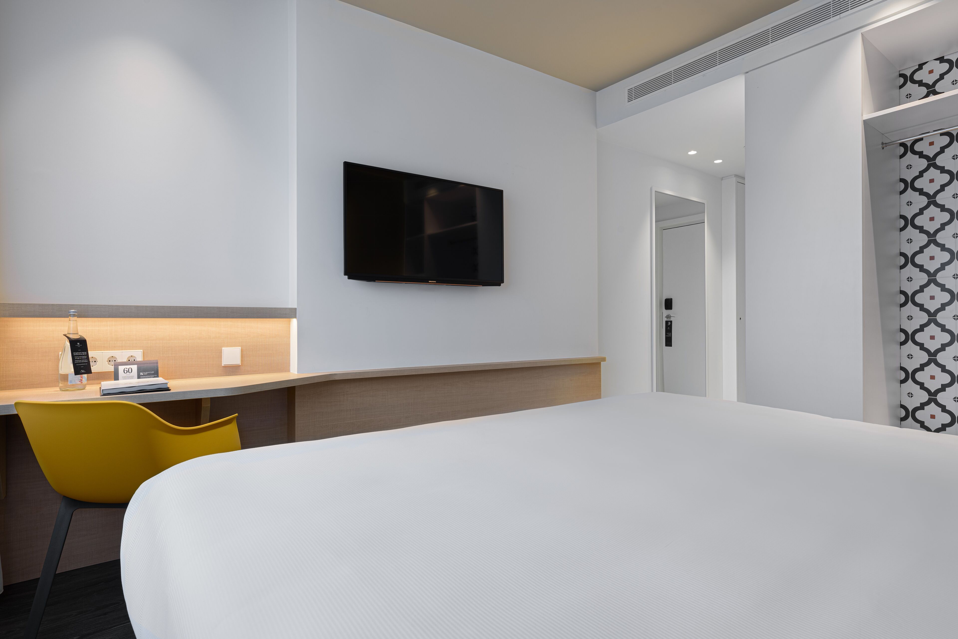 hypo-allergenic bedding, in-room safe, desk, soundproofing