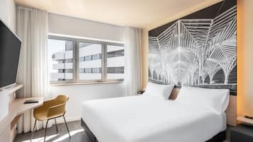 Ropa de cama hipoalergénica y caja de seguridad en la habitación