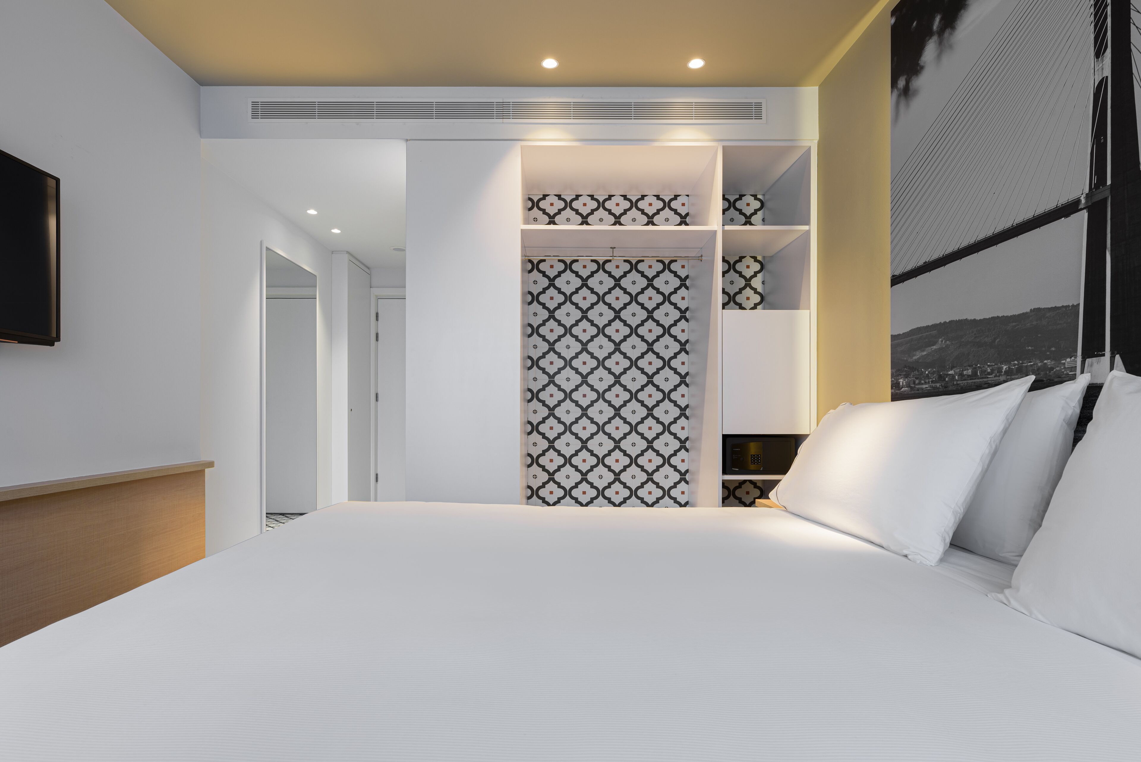 hypo-allergenic bedding, in-room safe, desk, soundproofing