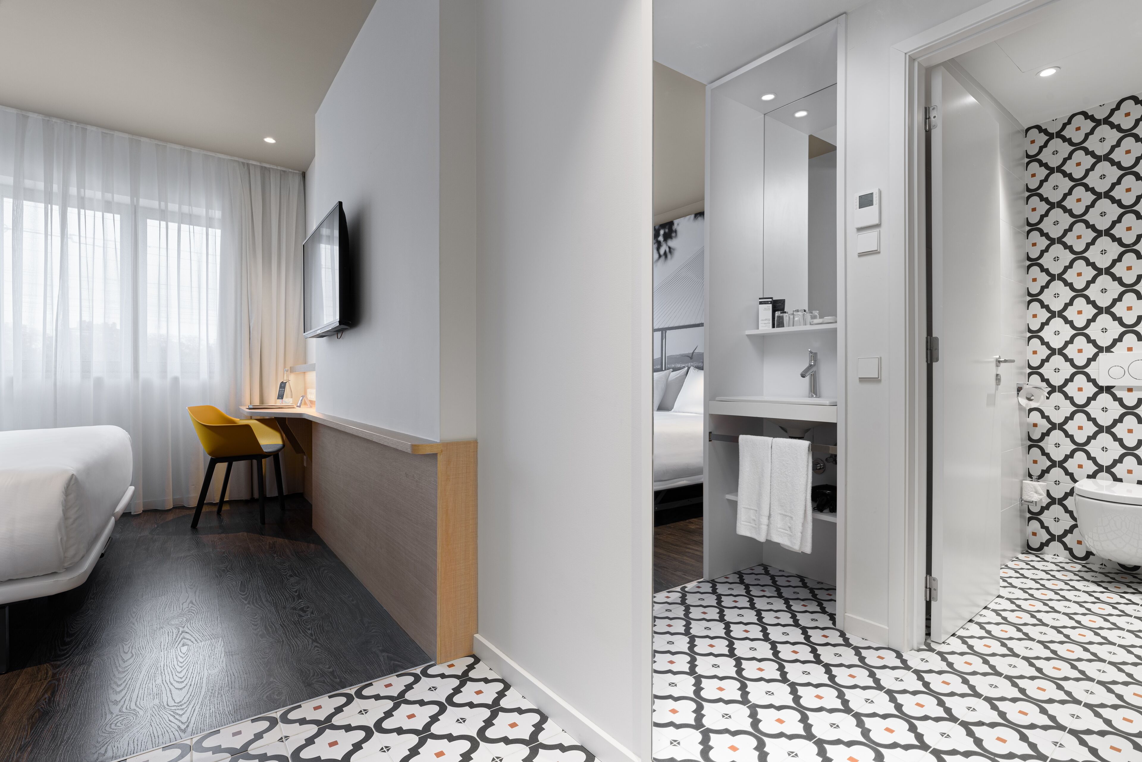 hypo-allergenic bedding, in-room safe, desk, soundproofing