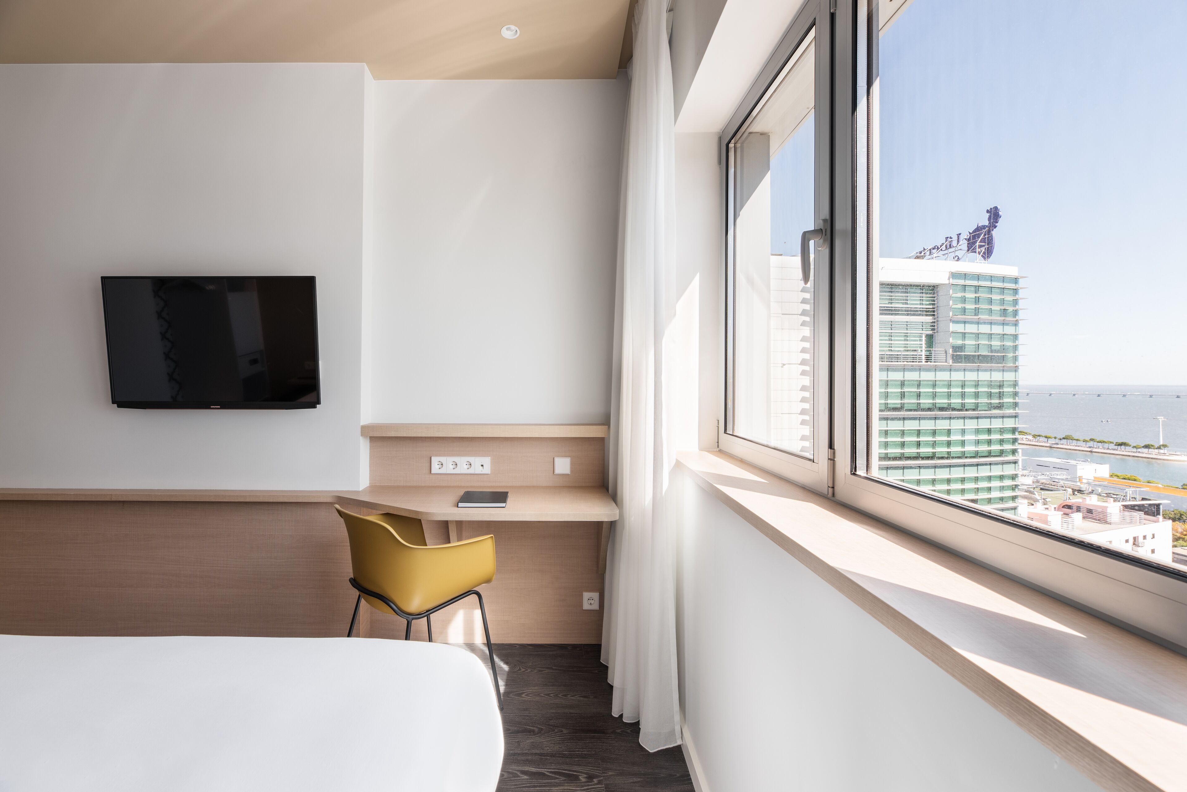 hypo-allergenic bedding, in-room safe, desk, soundproofing