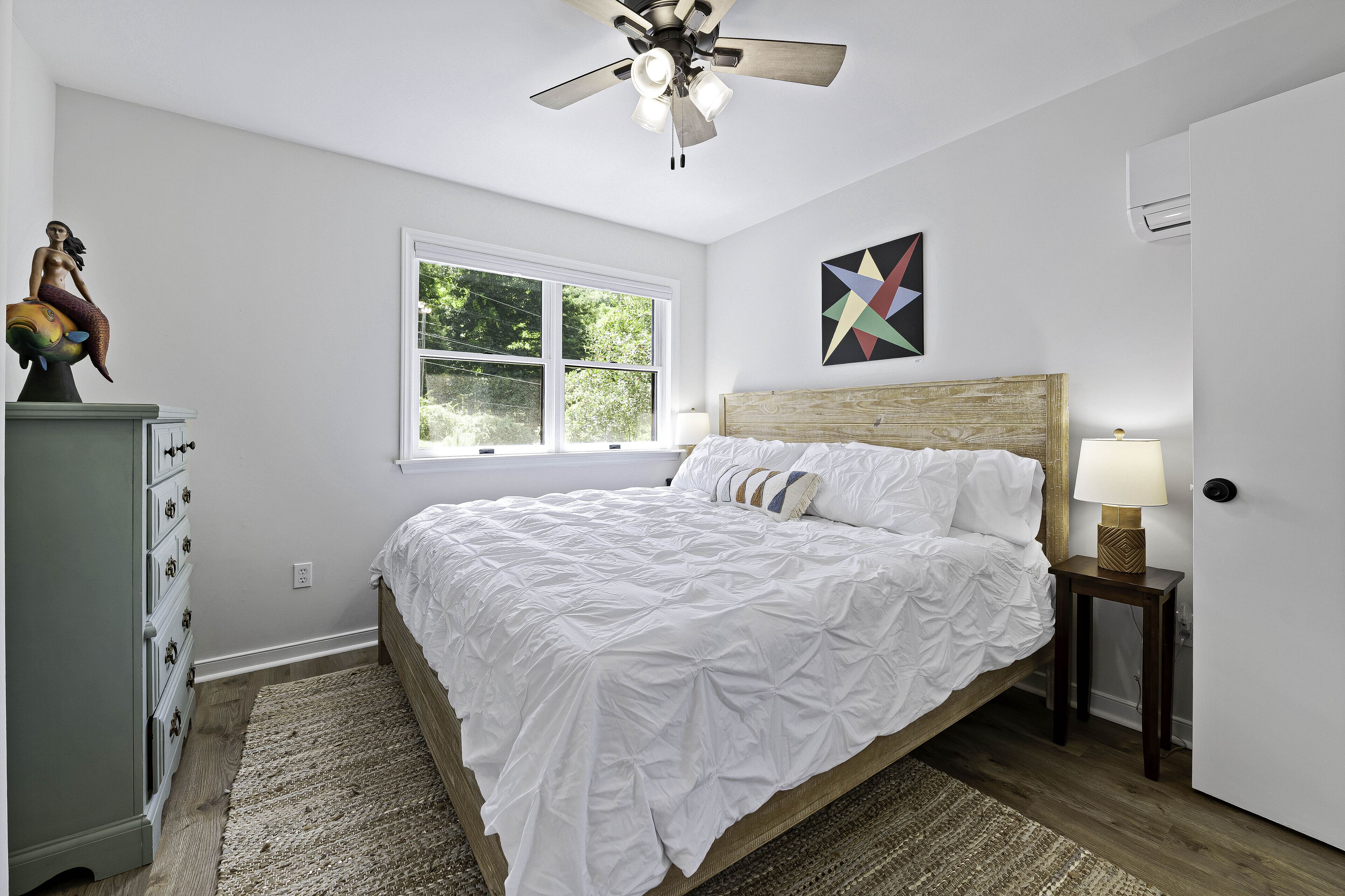 5 habitaciones, tabla de planchar con plancha, cuna de viaje y wifi 