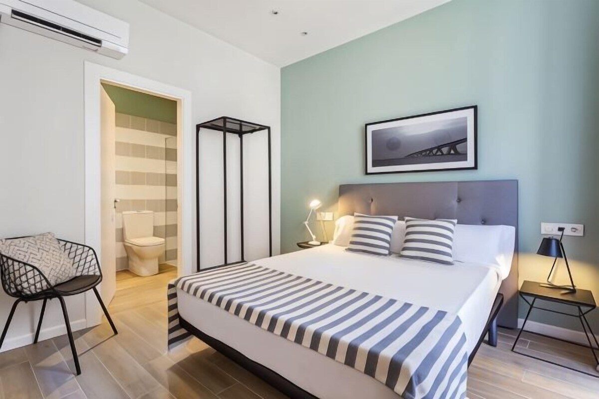 Laptop workspace, WiFi (free), bed sheets