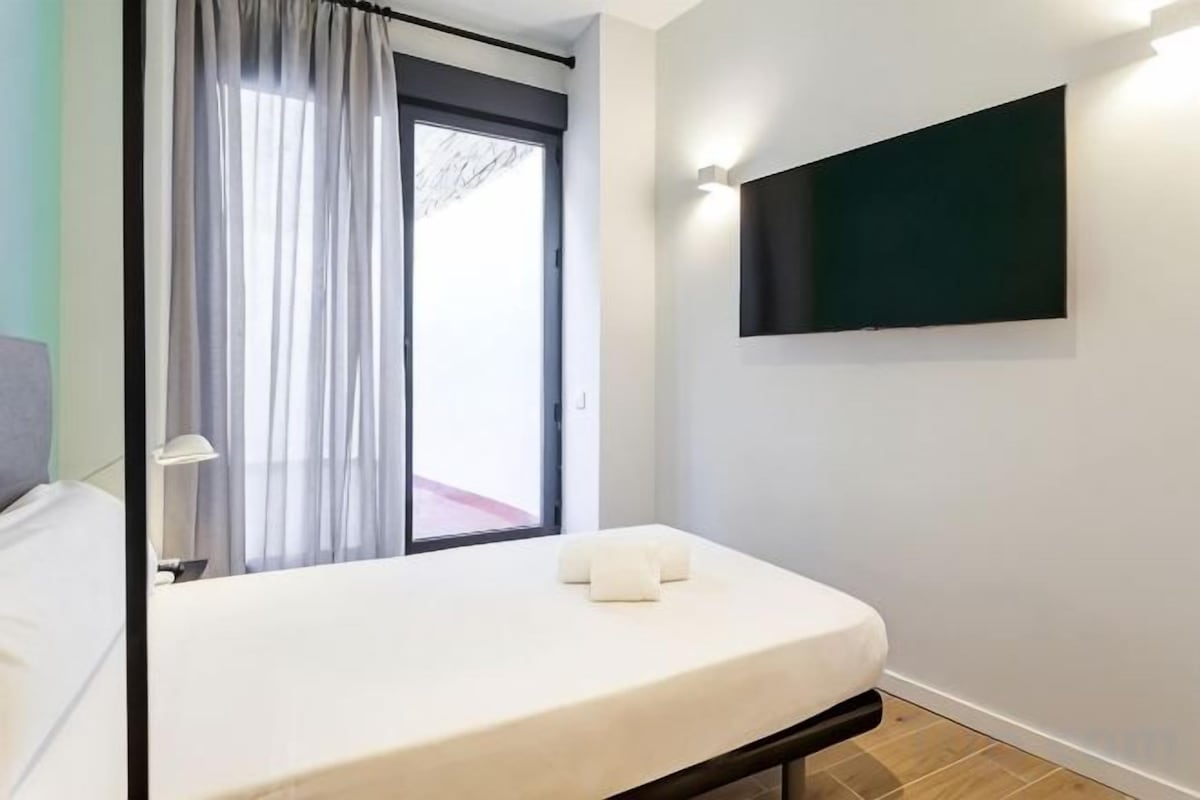 Laptop workspace, WiFi (free), bed sheets