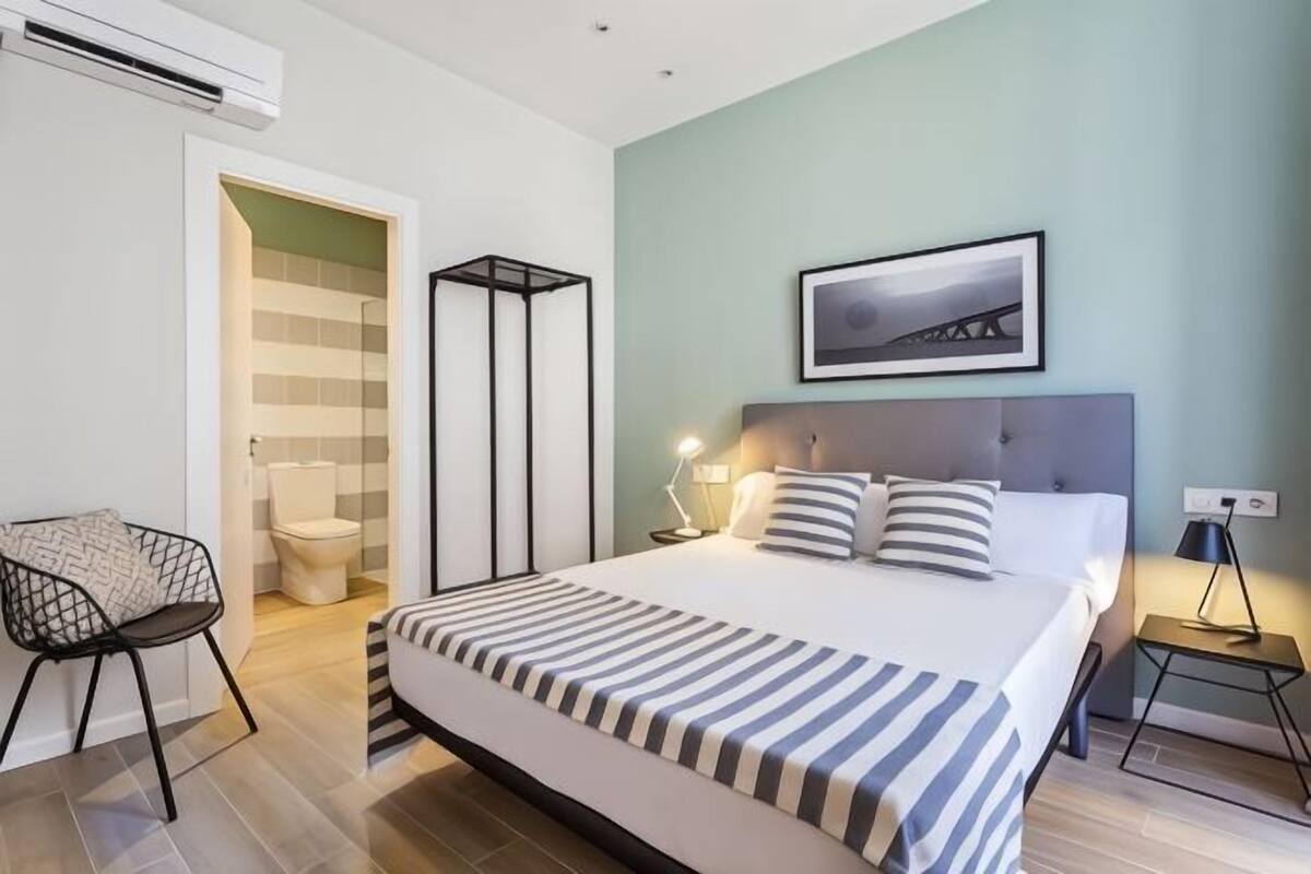 Espaço de trabalho para notebook, Wi-Fi de cortesia, roupa de cama