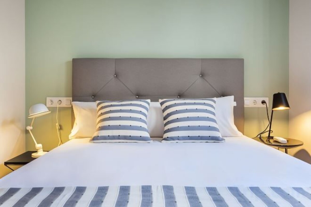Espacio para trabajar con laptop, wifi gratis y ropa de cama 