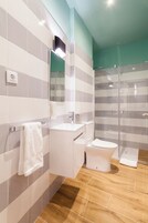 Estudio estándar, terraza | Baño | Ducha, secador de pelo, toallas y jabón