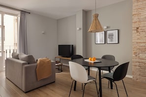 Departamento, 2 habitaciones | Área de sala de estar | Televisión de pantalla plana de 50 pulgadas con canales por cable 