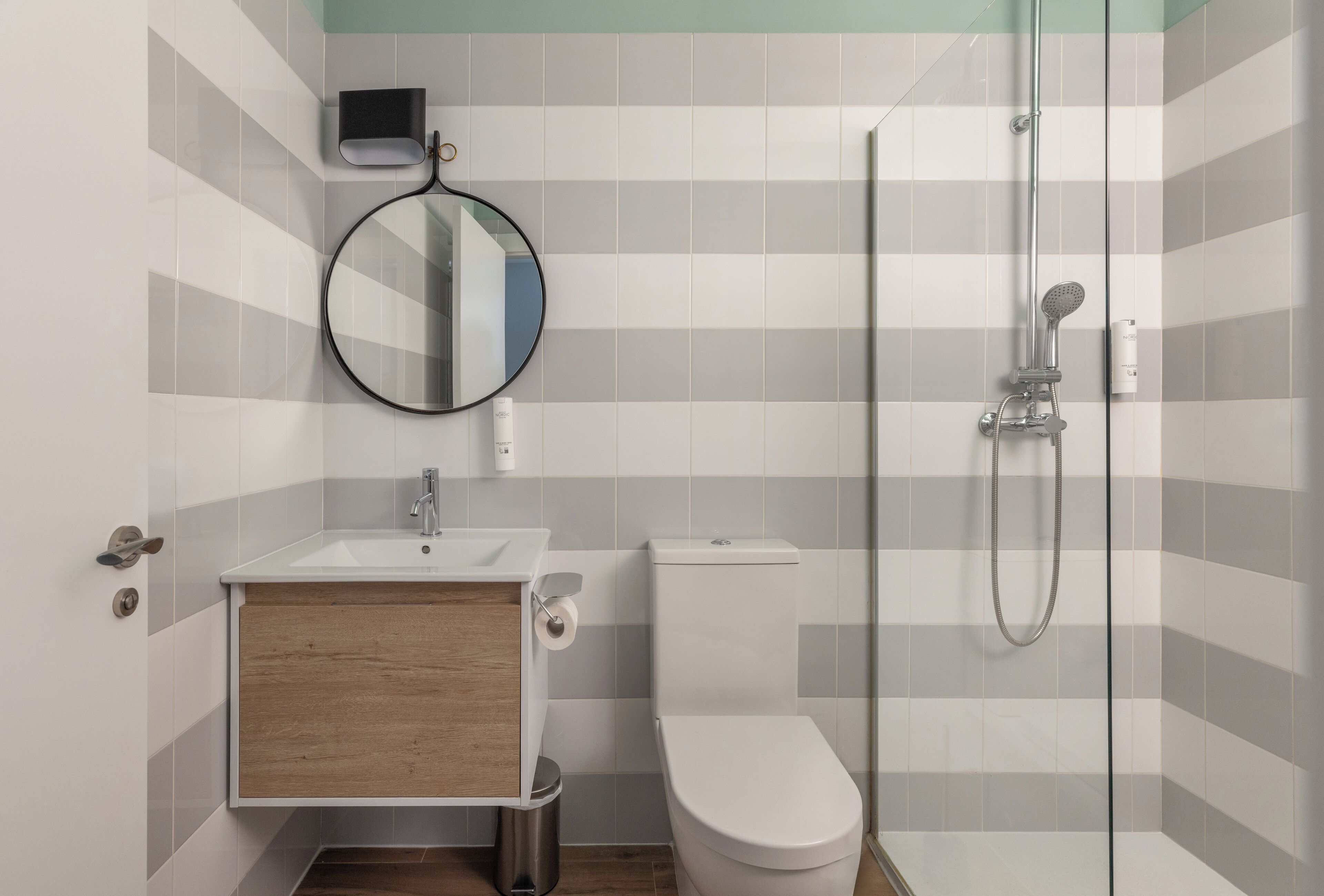 Une salle de bain moderne équipée de toilettes, d’un lavabo et d’une douche.