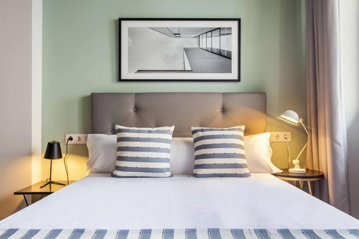 Espaço de trabalho para notebook, Wi-Fi de cortesia, roupa de cama
