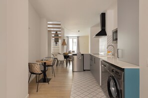 Íbúð - 3 svefnherbergi - verönd | Einkaeldhús | Ísskápur, örbylgjuofn, eldavélarhellur, uppþvottavél