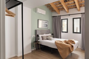 Apartment, 3 Bedrooms, Terrace | Laptop workspace, free WiFi, bed sheets - Apartamentos Líbere Valencia Jardín Botánico (Valencia)