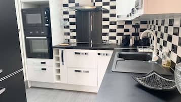 Réfrigérateur, micro-ondes, four, plaque de cuisson