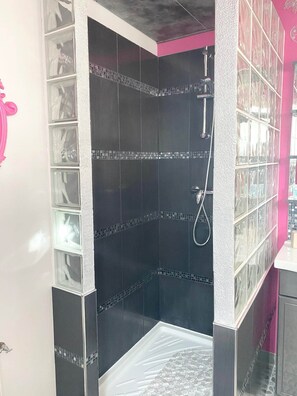 Dusche, Haartrockner, Handtücher, Seife