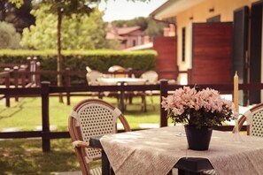 32-inch flat-screen TV with digital channels, TV - La Vista Agriturismo Resort (Ariccia)