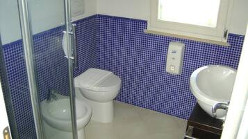 Shower, free toiletries, hair dryer, bidet