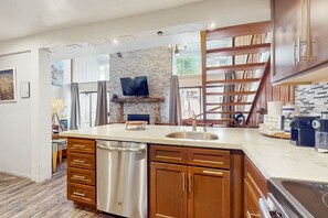 冷蔵庫、電子レンジ、オーブン、コンロ