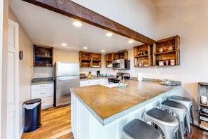 ثلاجة، ميكروويف، فرن، موقد طهي مسطح