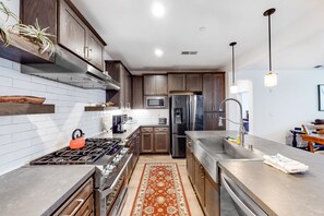 Geladeira, micro-ondas, fogão, cooktop