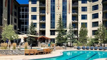 Een verwarmd zwembad