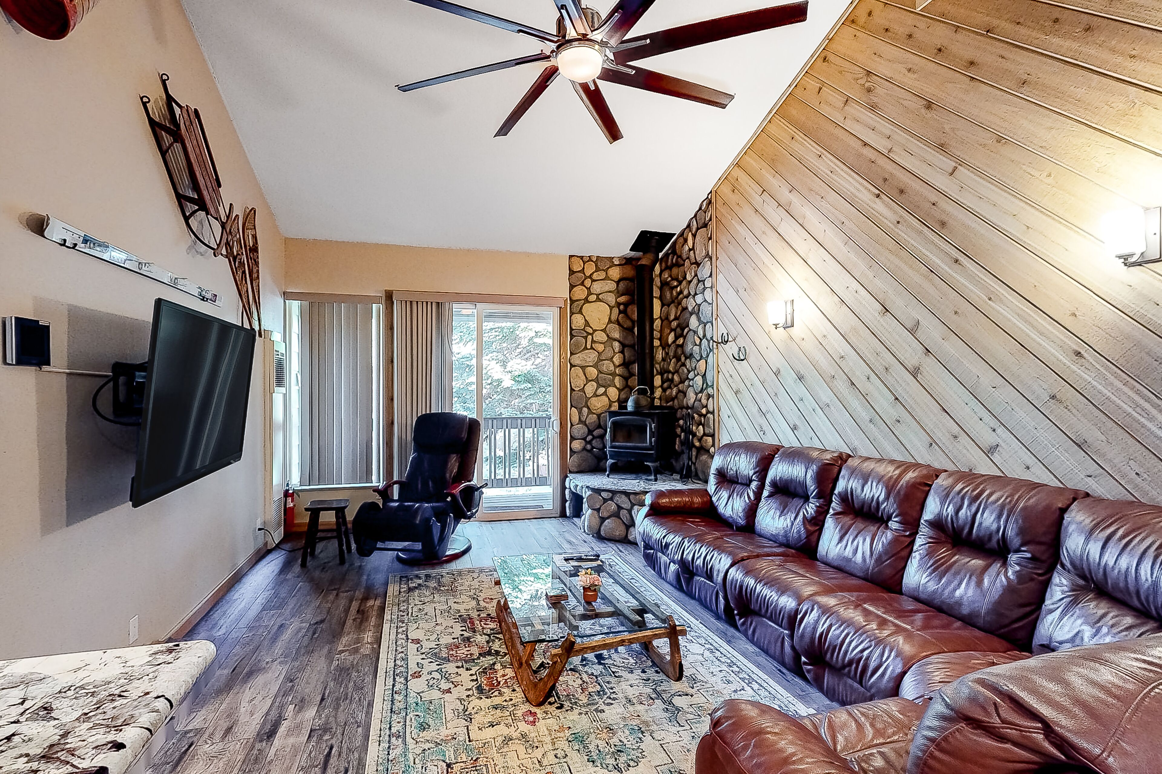 Renovated, Top-Floor Condo w/ Fireplace & Shared Hot Tub - Walk to Gondola