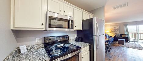 Kühlschrank, Mikrowelle, Ofen, Herdplatte